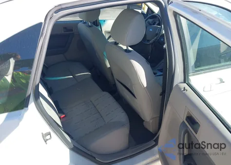 2010 Ford Focus Se z USA, uszkodzony, nr VIN 1FAHP3FN6AW229953